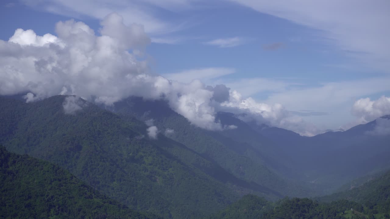 산은 구름으로 여 있습니다.