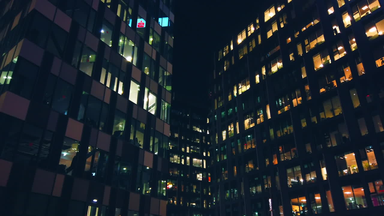 edificio corporativo inmobiliario, edificios de oficinas por la noche