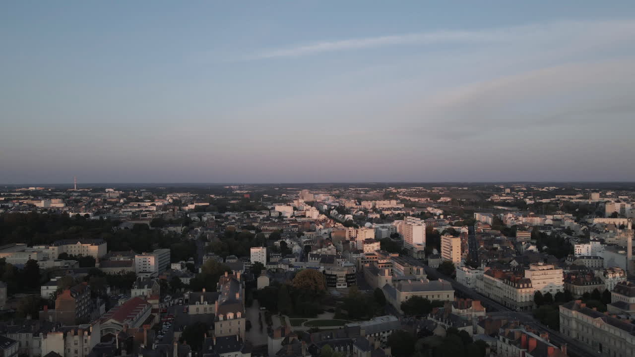 Drone in volo sopra la città di Rennes al tramonto, Francia