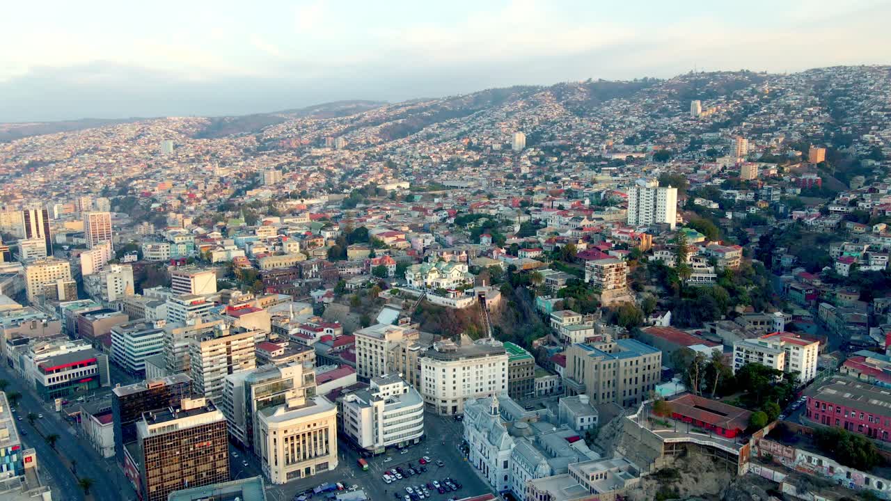 carretilla aérea en plaza sotomayor, edificio del ejército chileno y palacio baburizza en cerro alegre, valparaíso, chile