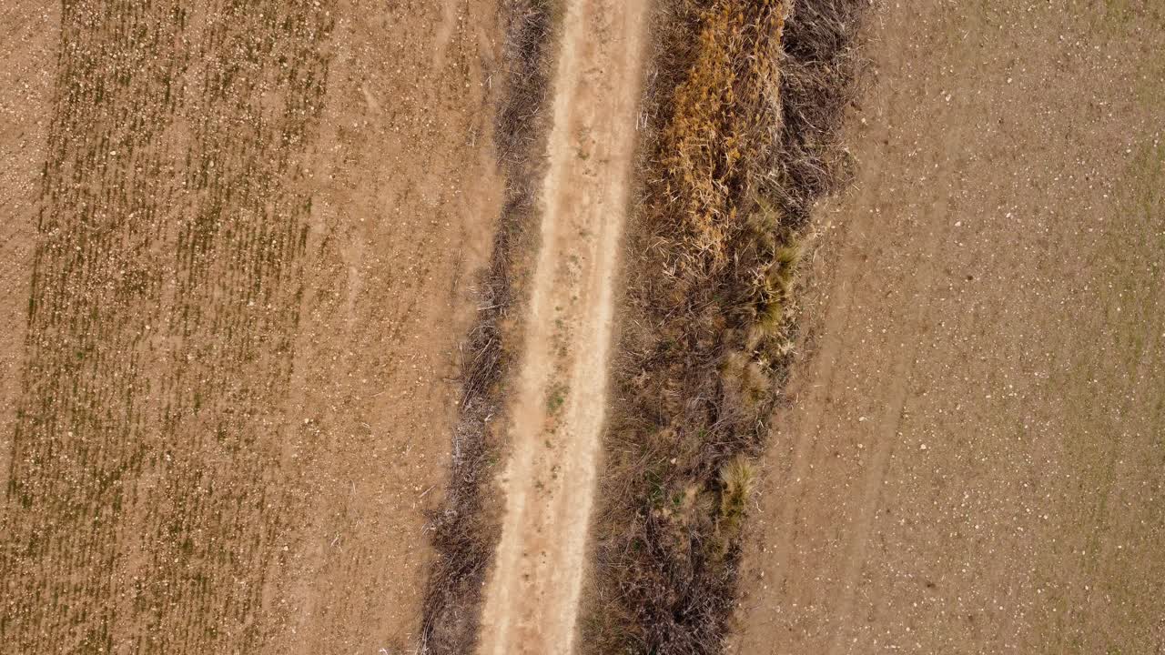 vista ortogonal de la vía de tierra y las líneas