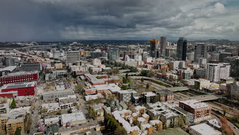 Portland-Oregon-Aerial-V98-Flyover-Goose-Hollow-Foothills-League-Nachbarschaft-In-Richtung-Innenstadt,-Aufnahme-Des-Stadtbildes-Mit-Bedrohlichen-Gewitterwolken,-Die-Den-Himmel-Bedecken-–-Aufgenommen-Mit-Mavic-3-Cine-–-August-2022