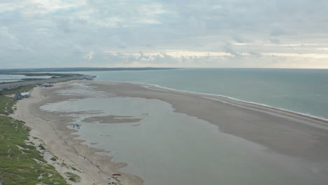 Einrichtung-Einer-Weiten-Luftaufnahme-Des-Nordseestrandes-Mit-Riesigen-Wasserpfützen-Und-Kitesurfertraining