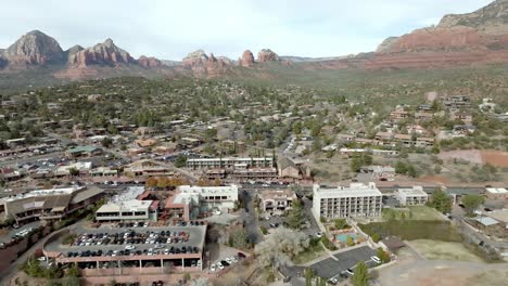 Centro-De-Sedona,-Arizona,-Con-Video-De-Drones-Moviéndose-En-Círculo