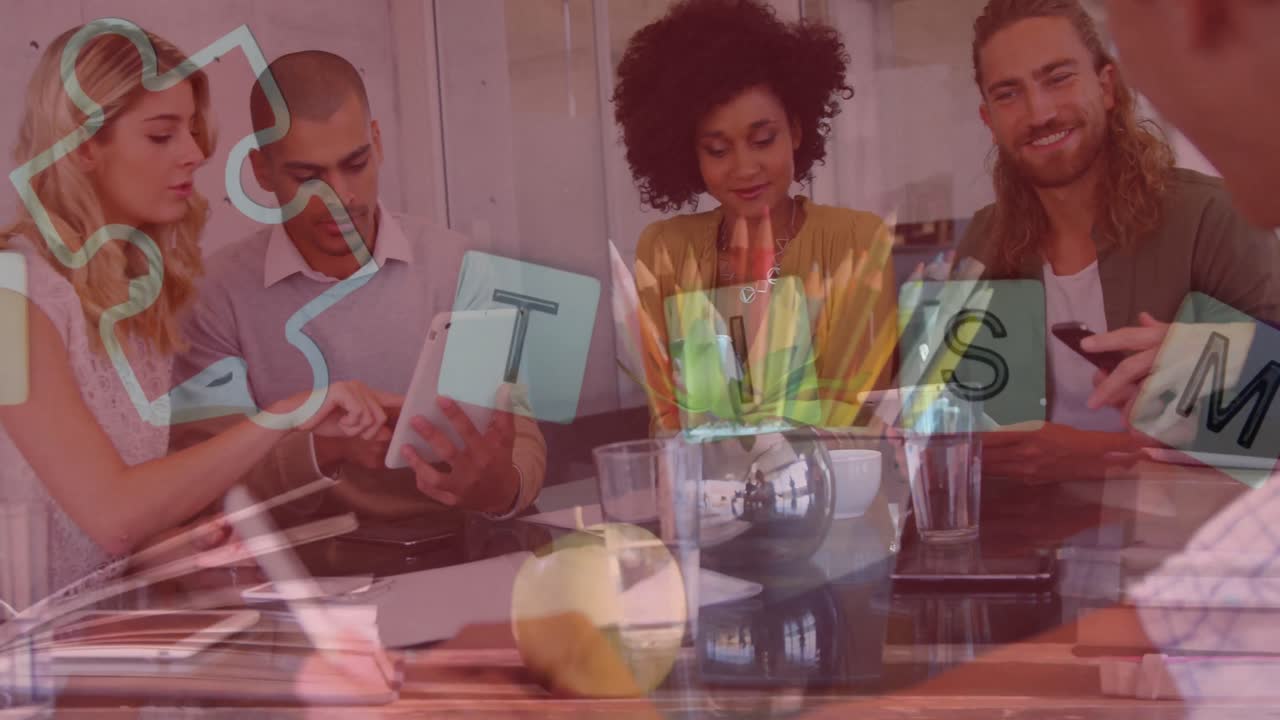 animación de piezas de rompecabezas coloridas, texto de autismo sobre colegas de trabajo con dispositivos electrónicos