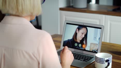 Rückansicht-Einer-älteren-Frau-Während-Einer-Videokonferenz-Mit-Ihrer-Tochter