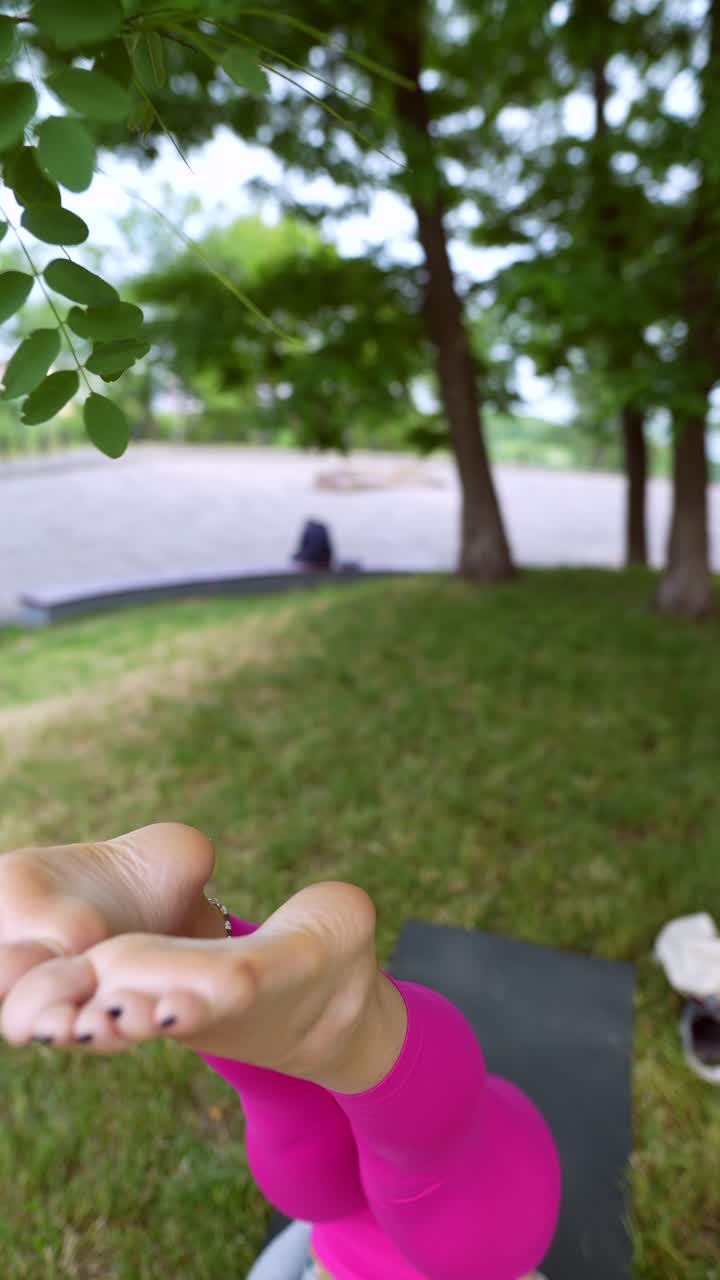 mujer haciendo pie de cabeza en el parque