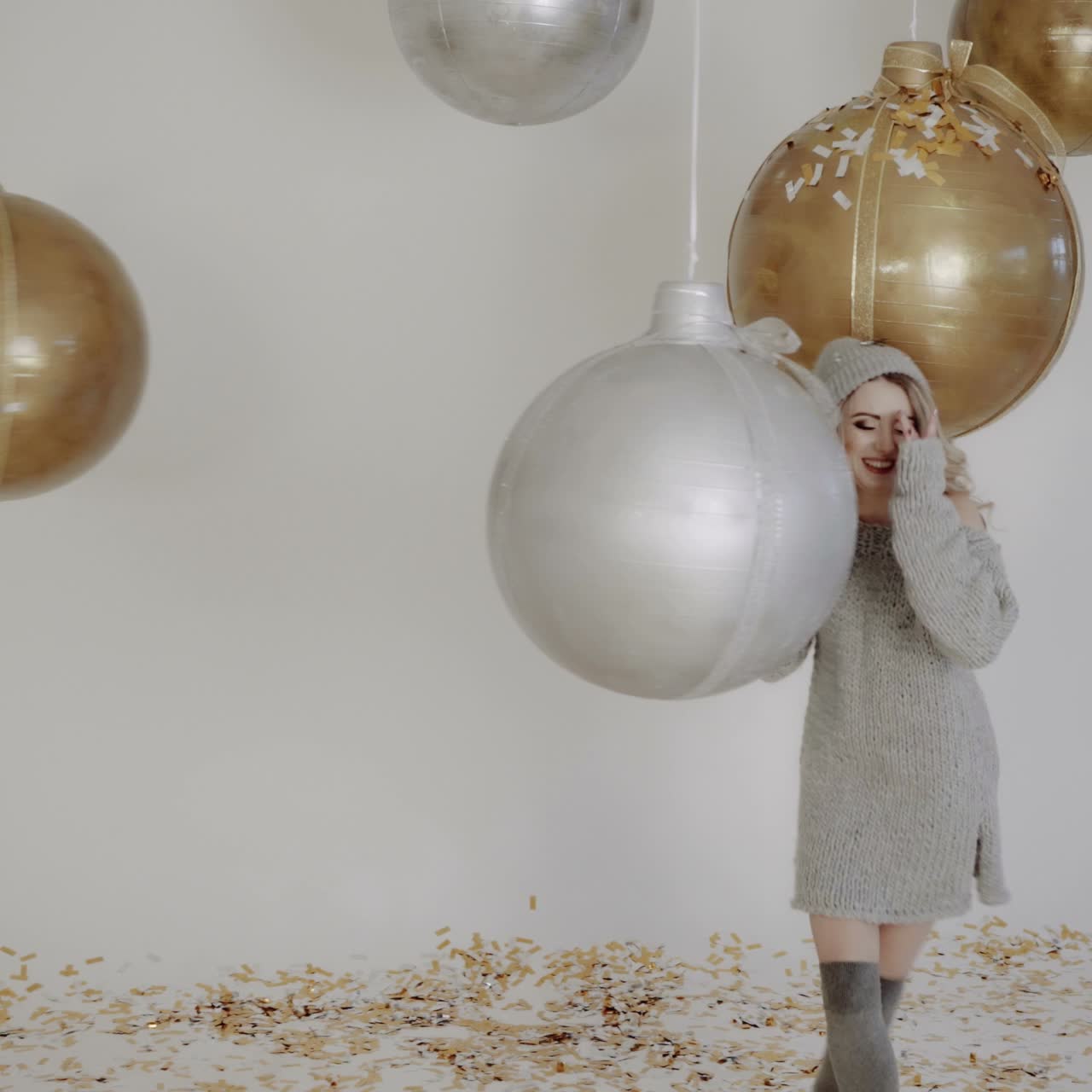 una mujer bañada con confeti.
