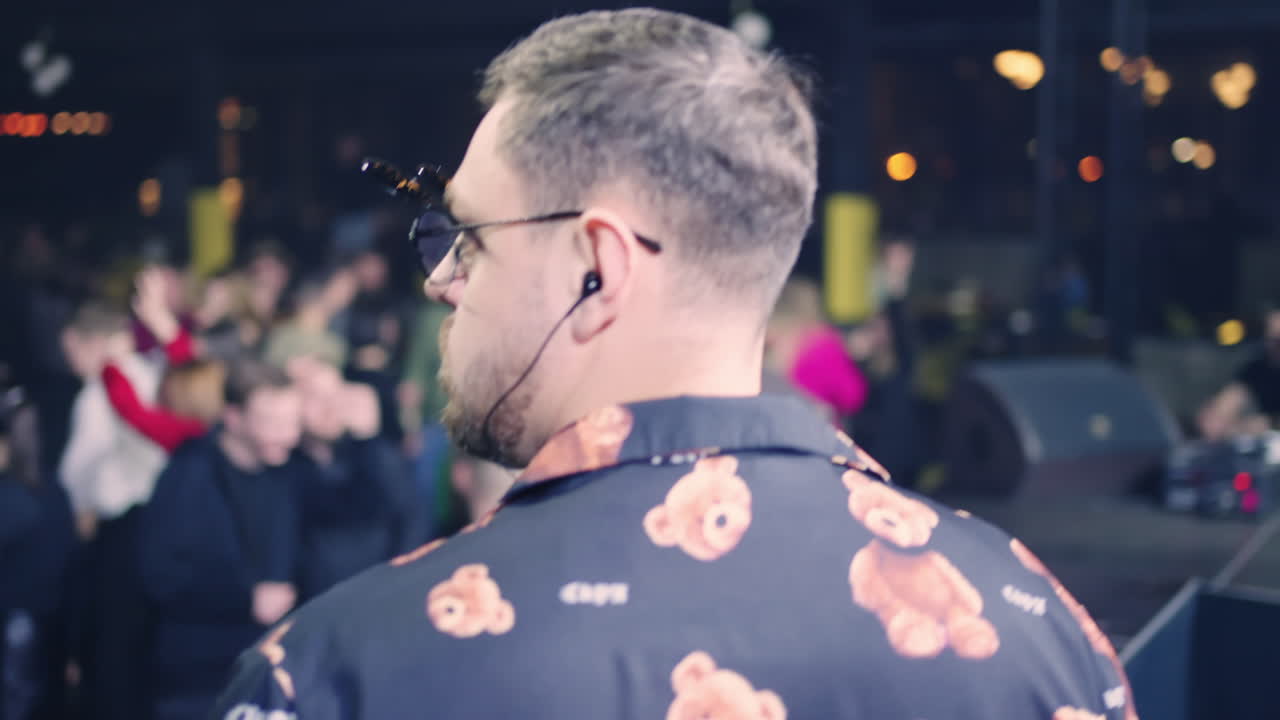 나이트클럽에서 음악을 스하는 dj