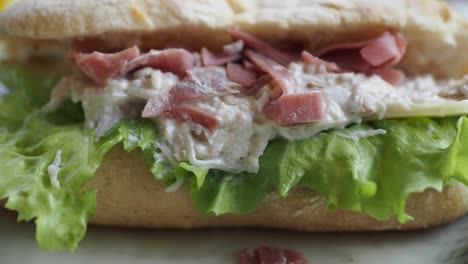 delicioso sándwich de ensalada de pollo con jamón y lechuga