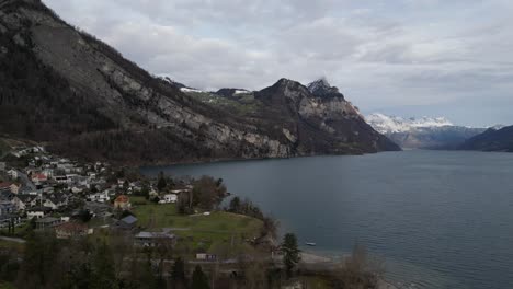 Casas-Suizas-A-Lo-Largo-De-La-Costa-Del-Lago-Con-Vistas-A-La-Carretera-Siguiendo-Los-Contornos-De-Las-Montañas