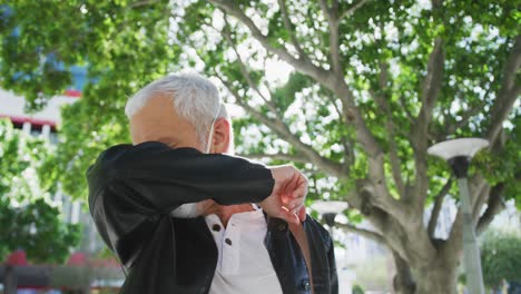 Hombre-Caucásico-En-La-Calle-Usando-Una-Máscara-Facial-Contra-El-Coronavirus