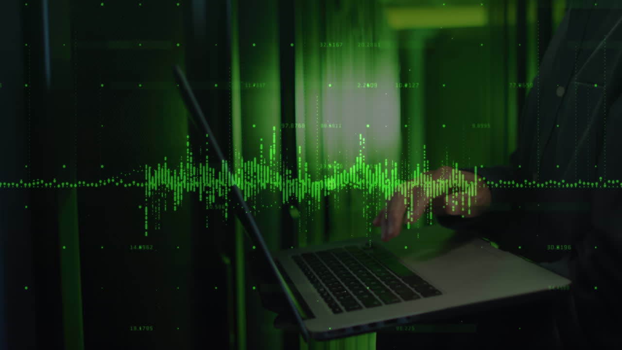 animación del procesamiento de datos a través de un técnico informático asiático que utiliza una computadora portátil por servidores informáticos