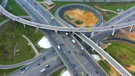 Vista-Aérea-De-Una-Intersección-De-Autopistas-Con-Senderos-De-Tráfico-En-Moscú.