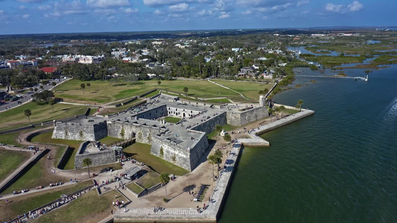El Castillo de San Marcos, el fuerte de mampostería más antiguo de los Estados Unidos continentales, se alza imponente a orillas del río Matanzas en San Agustín, Florida, rodeado de parques y zonas urbanas.
