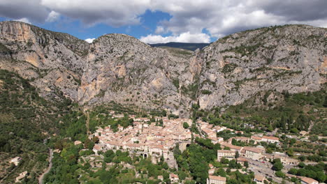 Moustiers,-Uno-De-Los-Bellos-Pueblos-De-Francia,-Junto-Al-Acantilado-De-Piedra-Caliza.