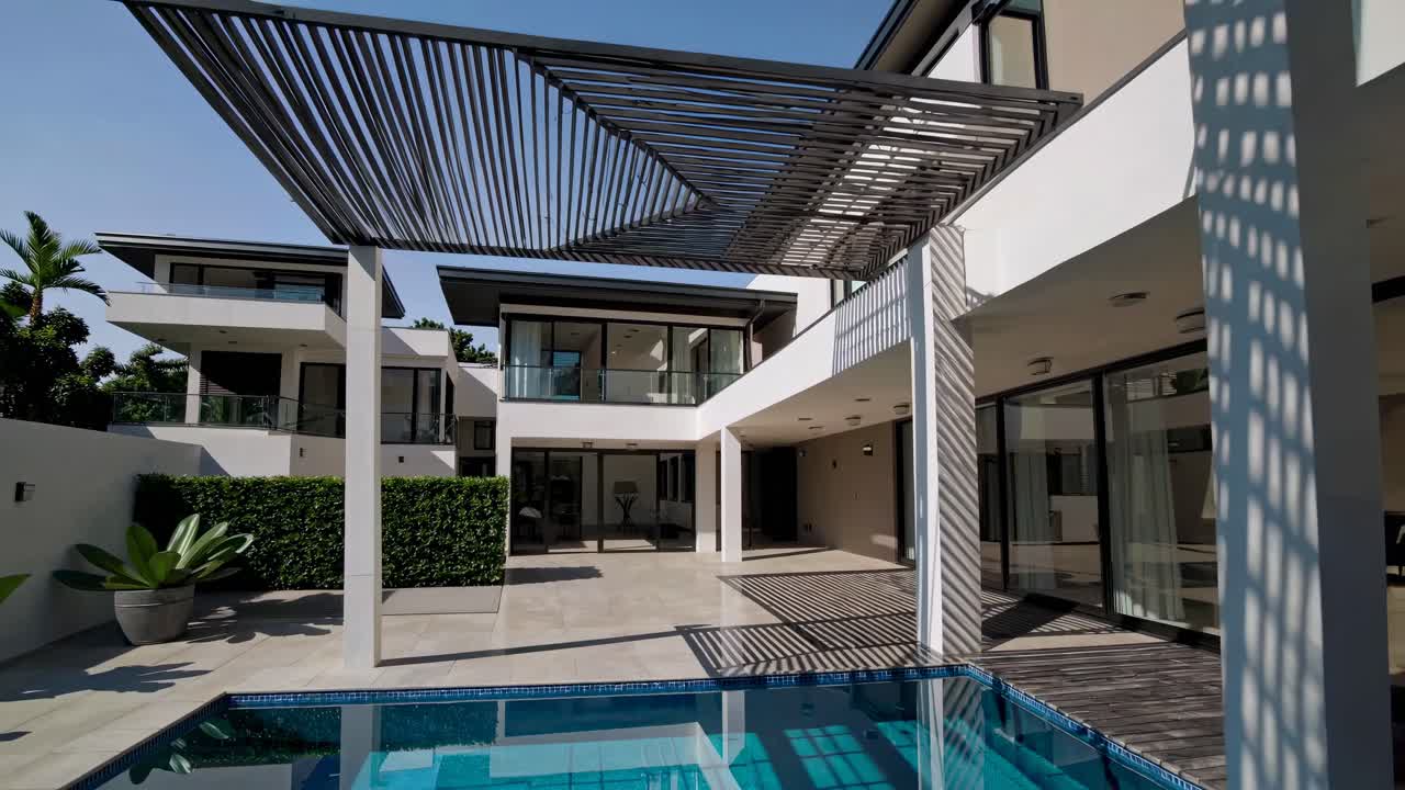 exterior de casa de lujo moderna con patio y piscina