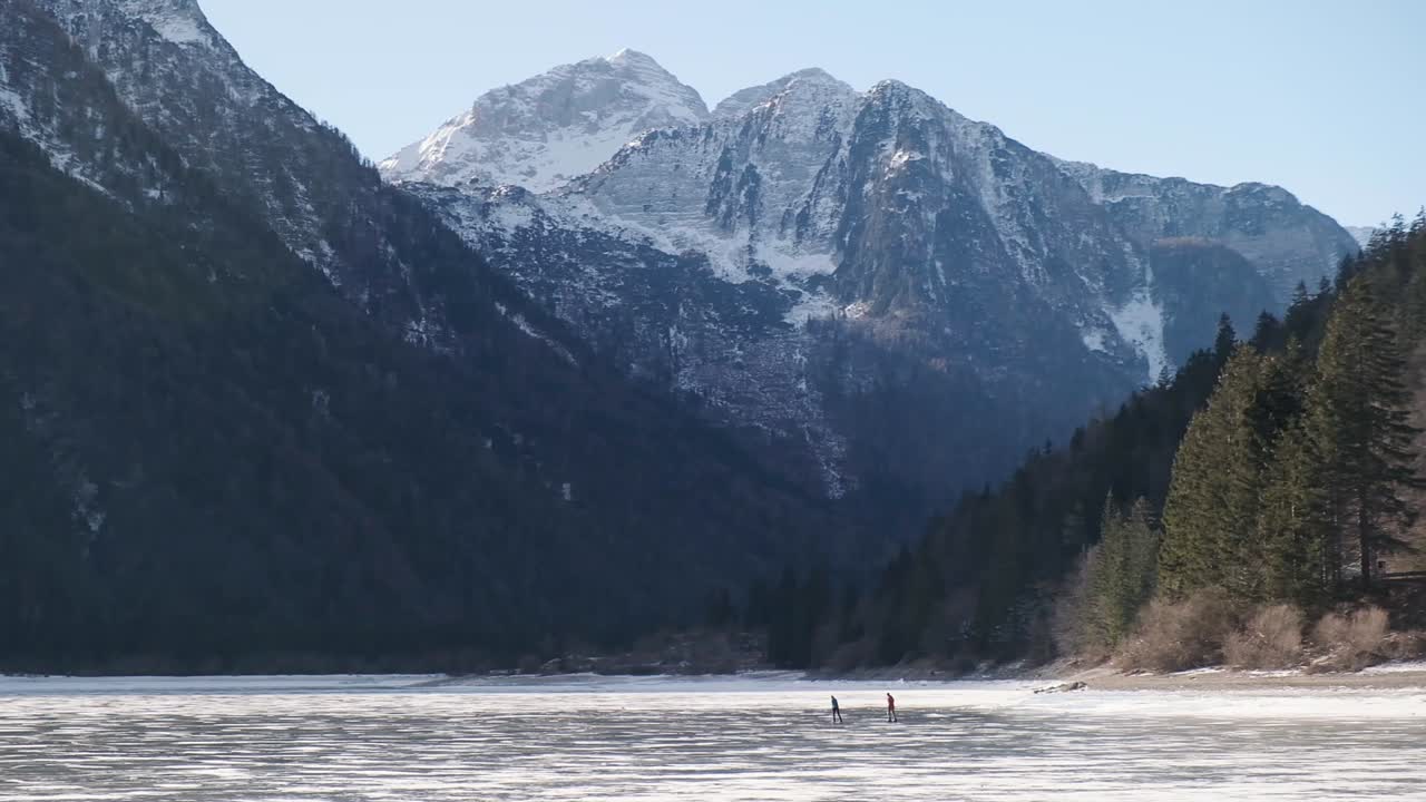 lago del predil, tarvisio - italia un lago alpino congelado en un paisaje de montaña de cuento de hadas de invierno cubierto de nieve