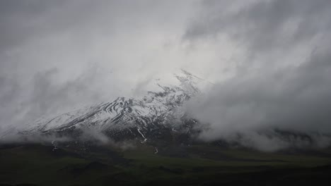 Großer-Schneebedeckter-Vulkan,-Der-Wolken-In-Den-Anden-Von-Ecuador-Cotopaxi-Bildet