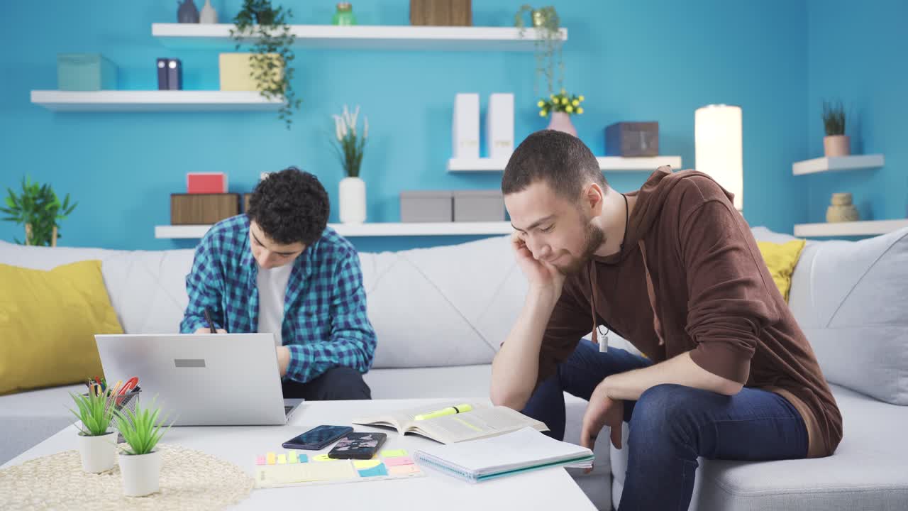 잘 어울리는 두 형제는 집에서 지루해서 함께 전화로 게임을 합니다.