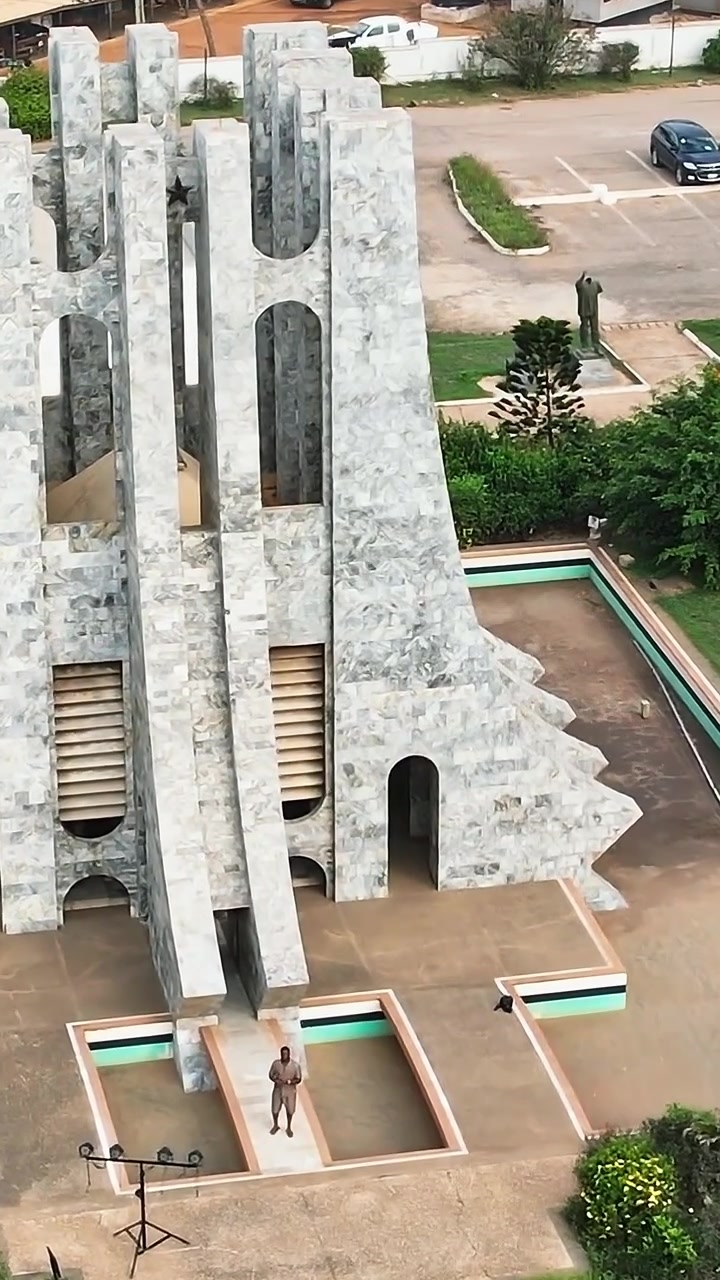 Accra'da modern tasarımı ve topluluk etkinliğini gösteren simge yapı