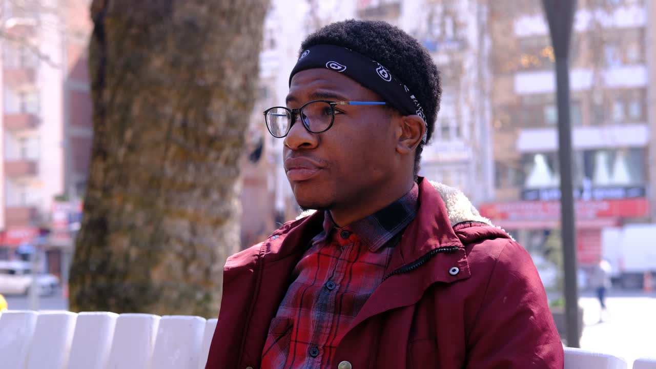 el hombre negro se quita las gafas