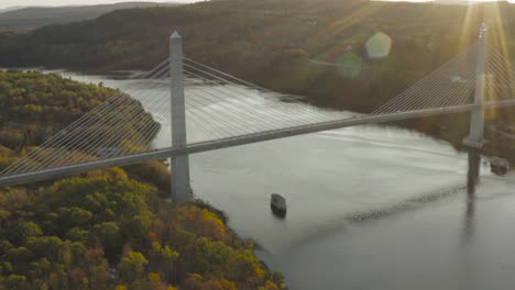 Puesta-De-Sol-De-Otoño-En-El-Puente-Estrecho-De-Penobscot-Con-órbita-Aérea-De-Destello-De-Lente