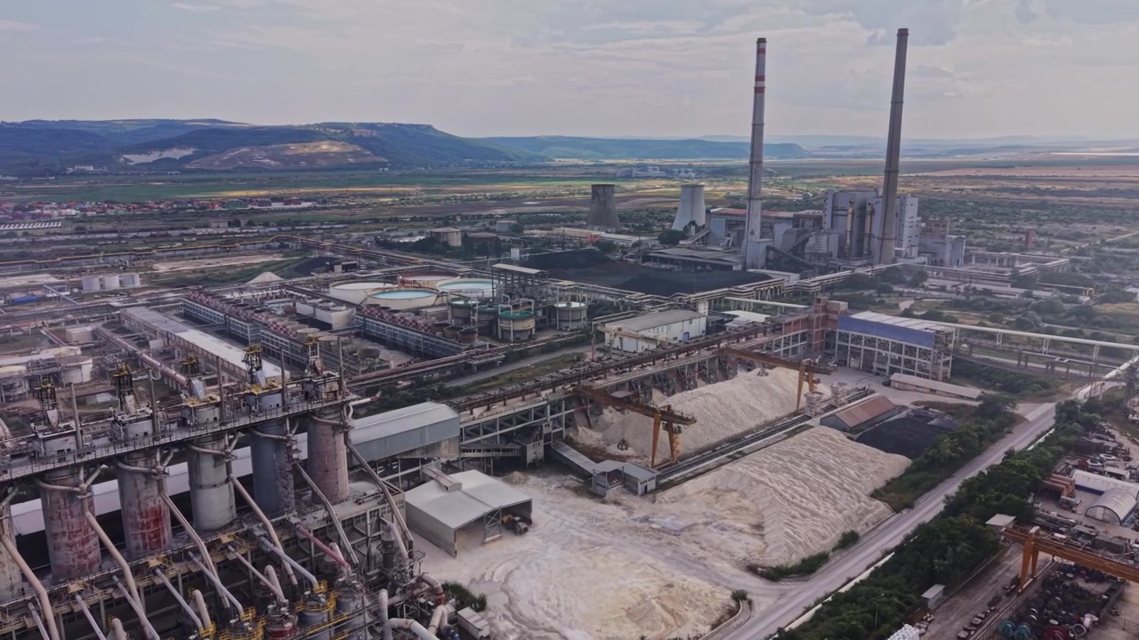 Sito industriale con fabbriche e attrezzature vicino a un paesaggio