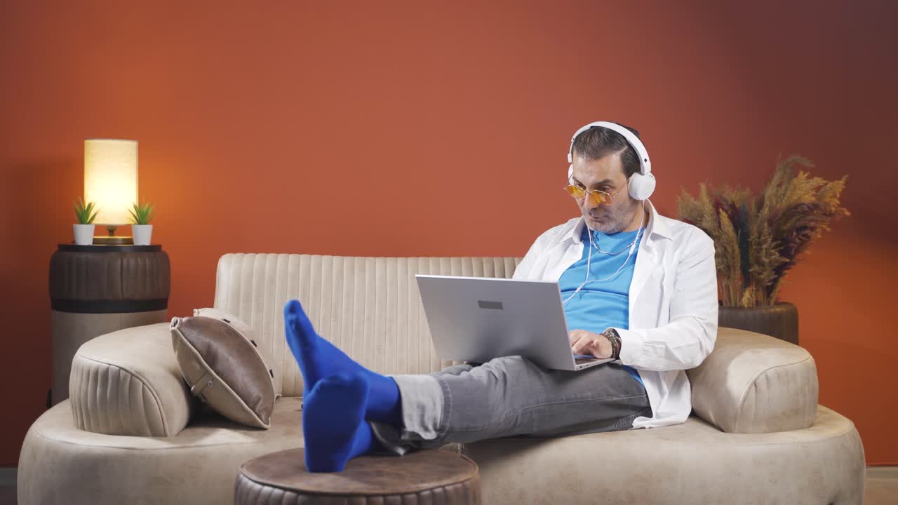 el hombre al que le gusta la aplicación en la computadora portátil es feliz.