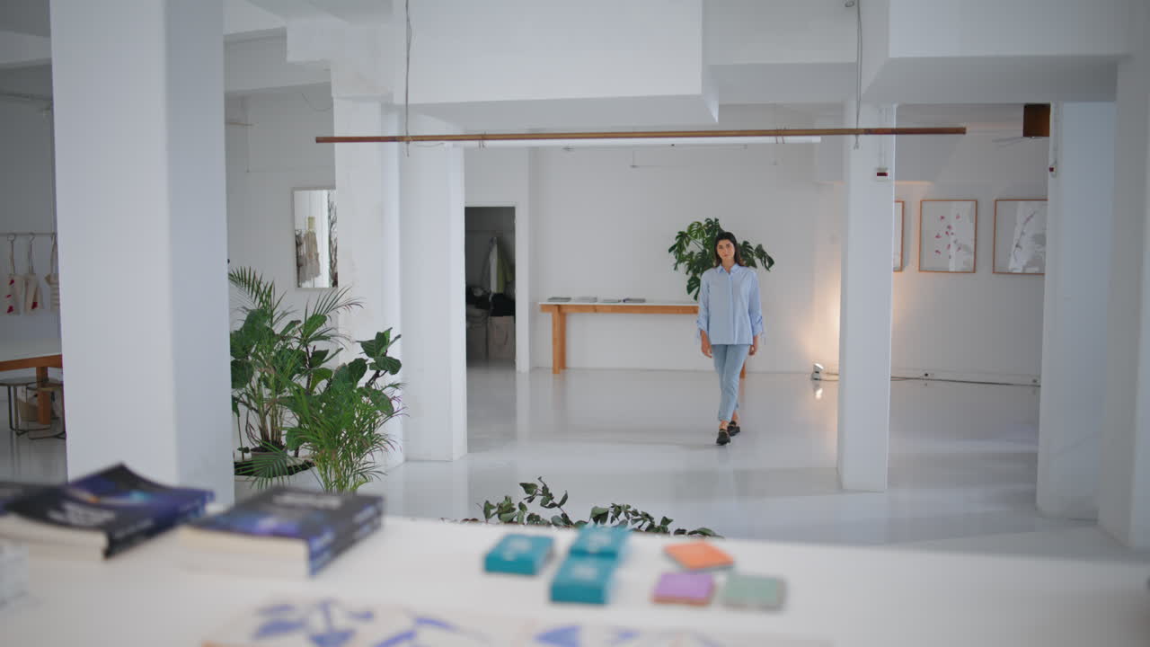 현대적인 사무실 공간을 찾는 소녀. 아름다운 여성이 주말에 미술관을 방문합니다.