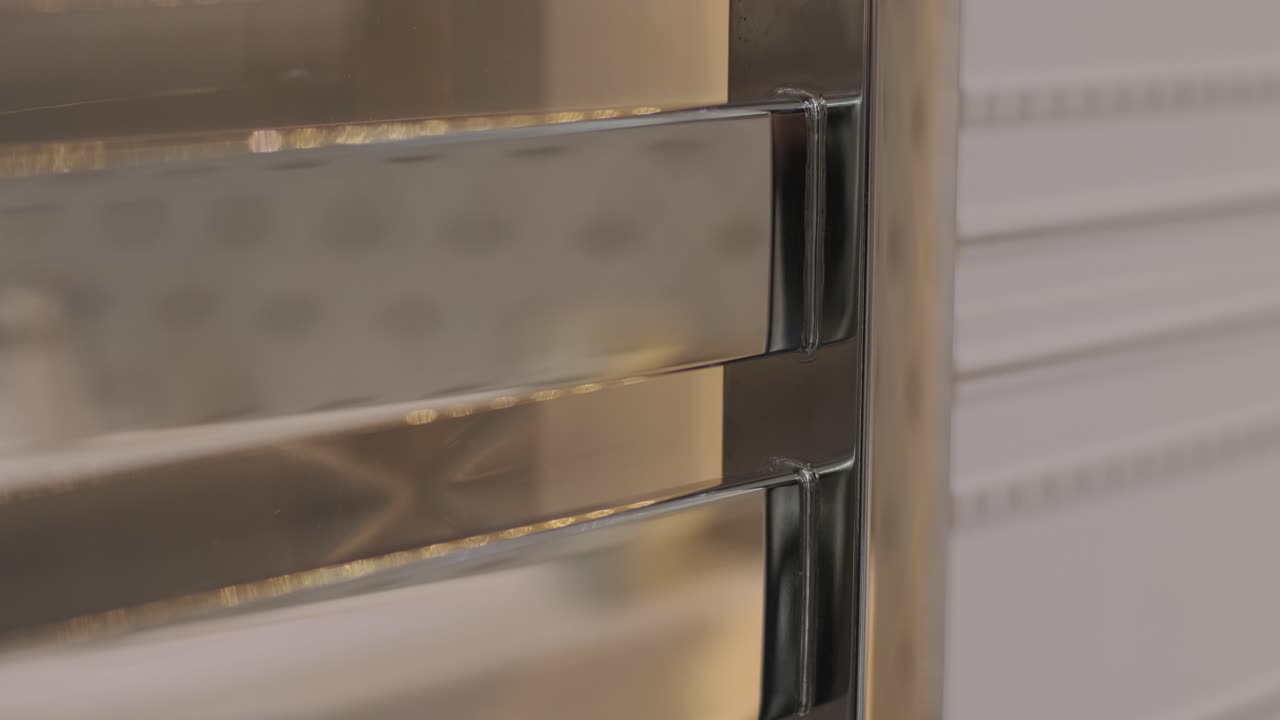 primer plano calefacción de toallas, secador en el baño, tuberías de metal, baterías de metal