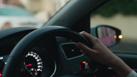 Frau-Fährt-Auto-Mit-Den-Händen-Am-Lenkrad,-Um-Das-Fahrzeug-In-Der-Stadt-Zu-Kontrollieren-Und-Zur-Hauptverkehrszeit-Auf-Der-Straße-Zum-Ziel-Zu-Fahren