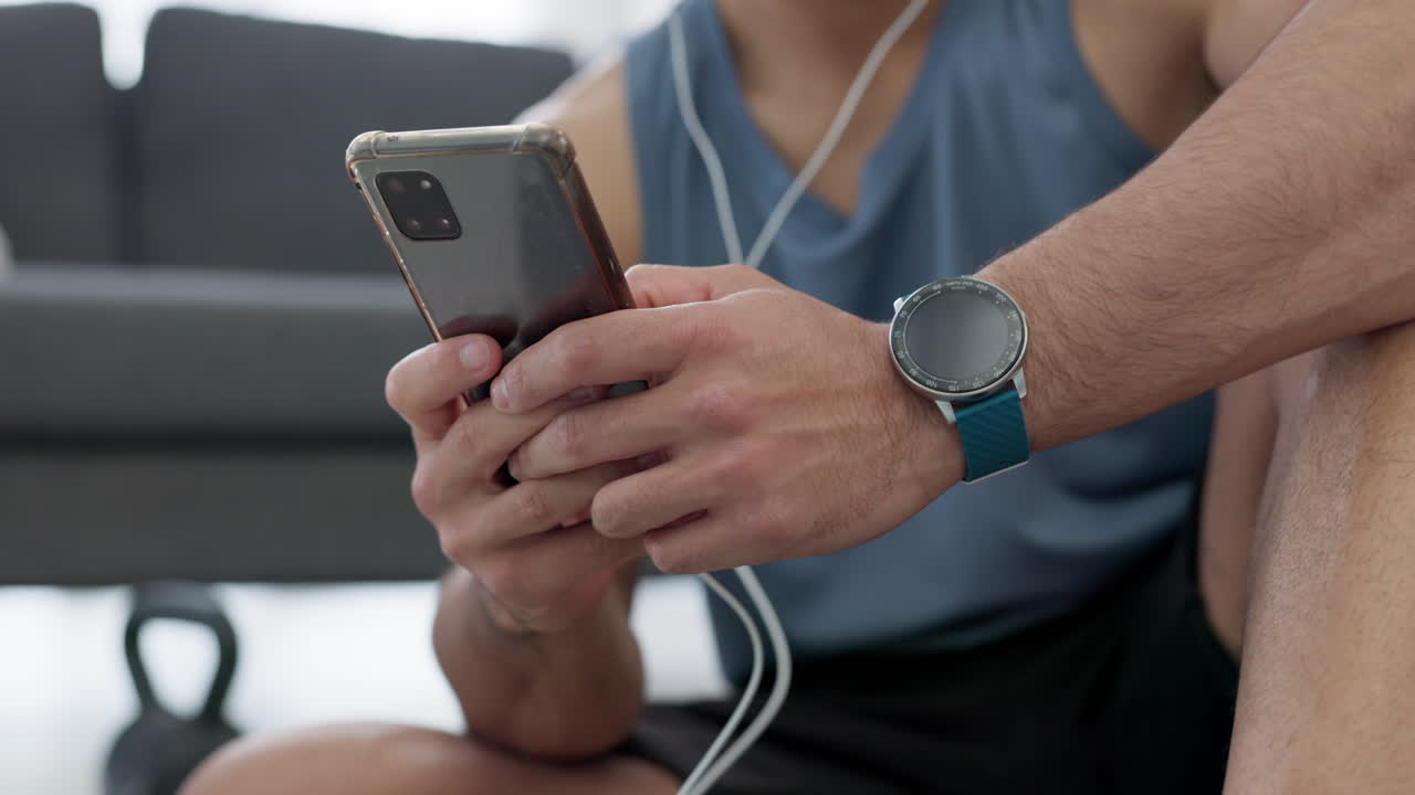 음악 을 듣고 있는 전화기 에 있는 피트니스 남자