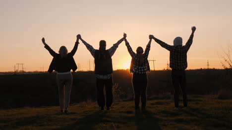 amigos celebrando el atardecer