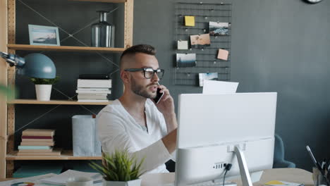 hombre trabajando en un escritorio en una oficina moderna