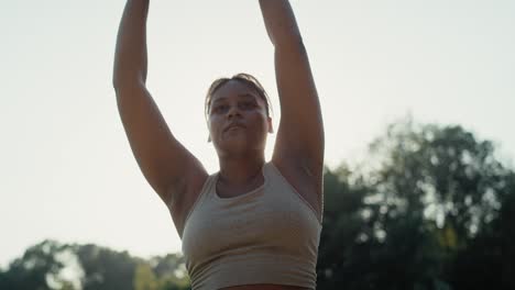 Mujer-Afroamericana-Haciendo-Ejercicio-En-El-Parque-En-El-Día-De-Verano.