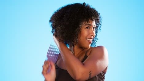 afro, sonrisa y mujer negra con peine para el cabello