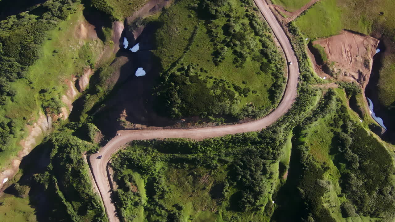 vista aérea de una sinuosa carretera de montaña