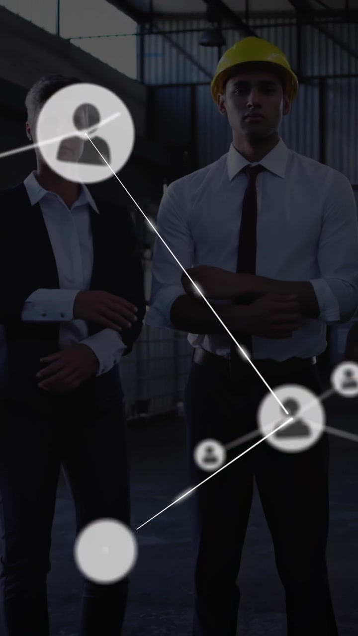 Video verticale: Due dipendenti in un impianto, con icone e linee che appaiono da un nodo in basso a destra e si incrociano sulla costruzione.