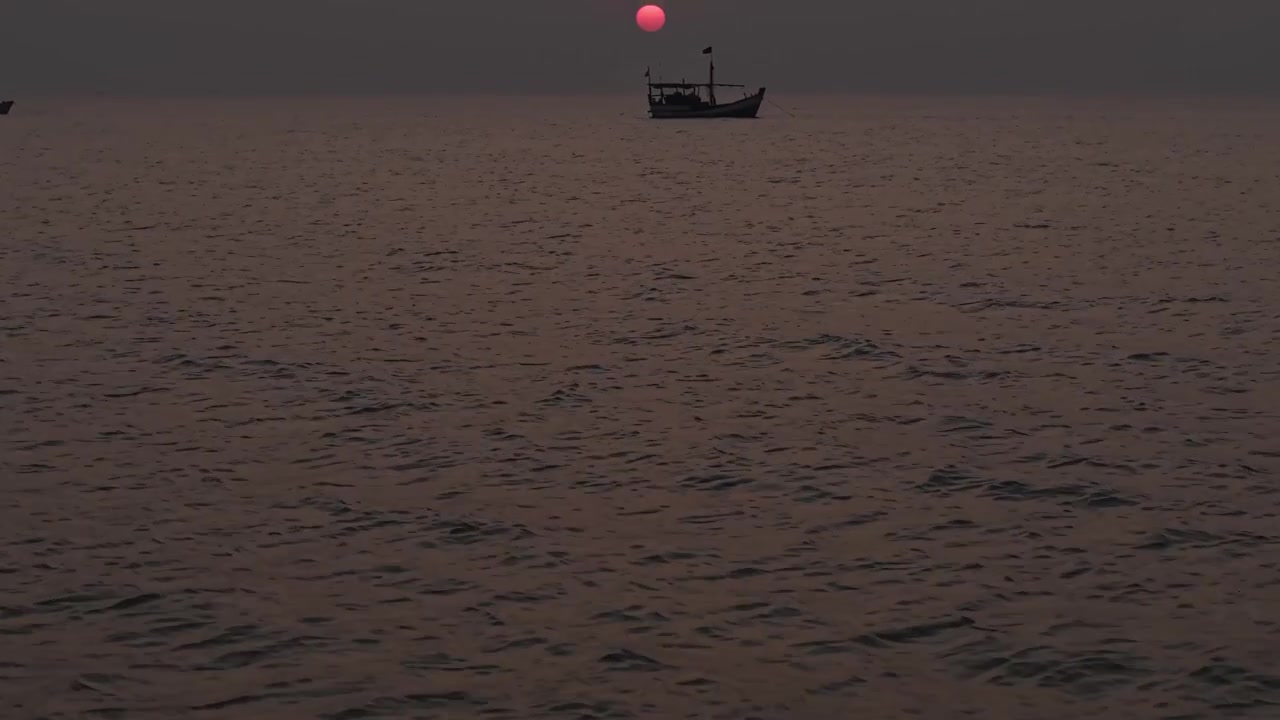 Teksturbillede af en rolig vandmasse, sandsynligvis havet eller en stor sø, under ensartet belysning