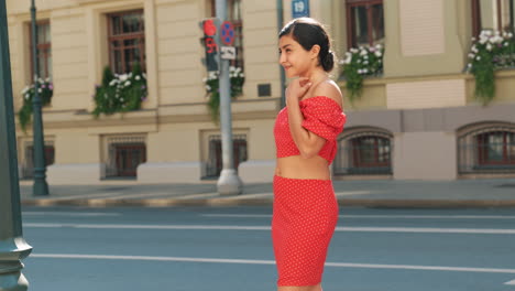 mujer elegante con un traje de puntos rojos