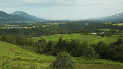 paisaje pan – montañas, pueblo, prados, bosque - eslovenia, región de carniola, bled