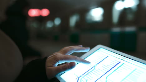 Frau-Schaut-Mit-Touchpad-Auf-Die-U-Bahn-Karte