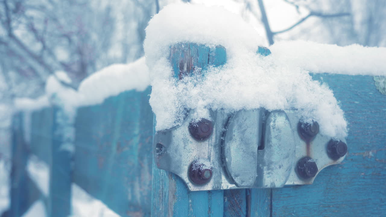 눈으로 인 오래된 나무 트레일러에 녹말한 이를 닫고 눈이 많이 내리는 동안 파란색 페인트를 어