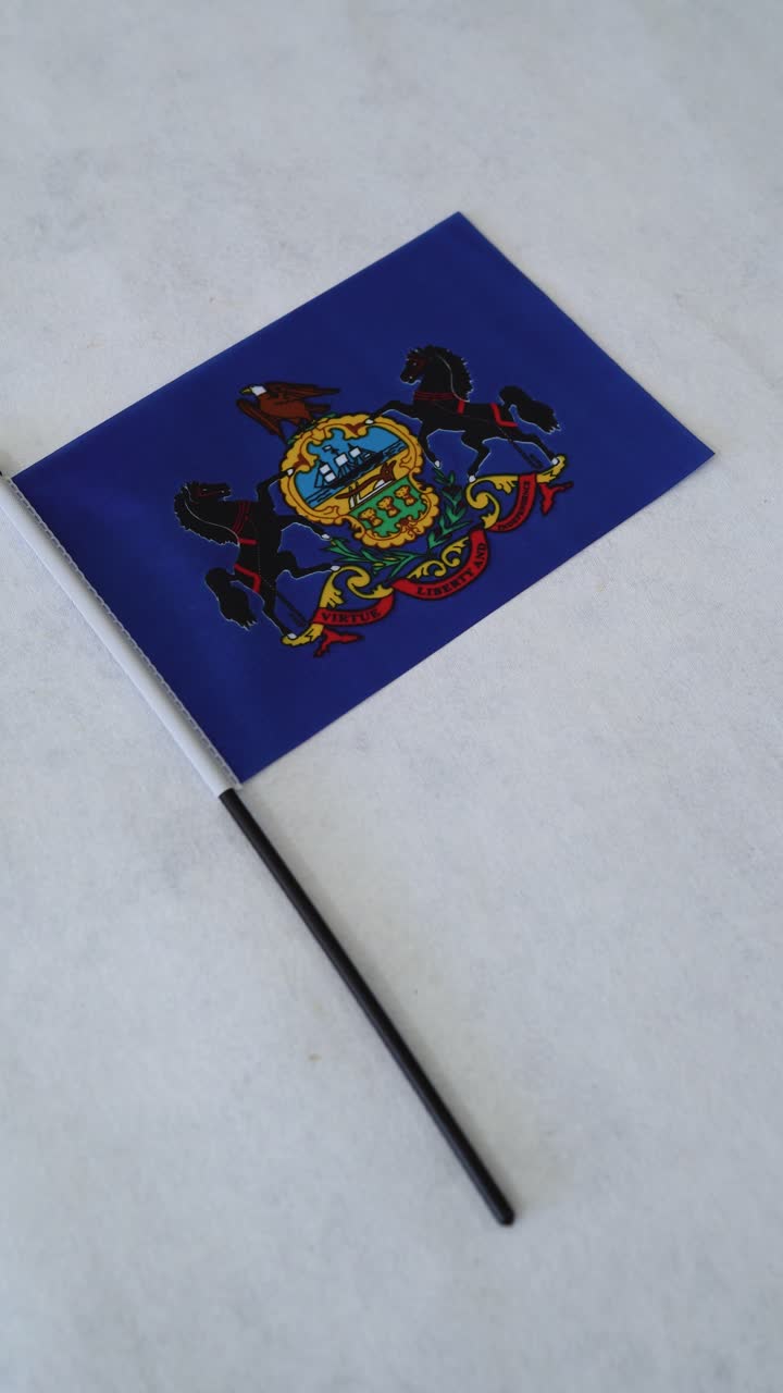 Toma vertical de la bandera de Pensilvania. Concepto de bandera del estado de EE. UU.