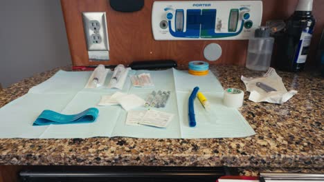 disparo panorámico de equipos dentales y medicamentos cuidadosamente dispuestos en una encimera