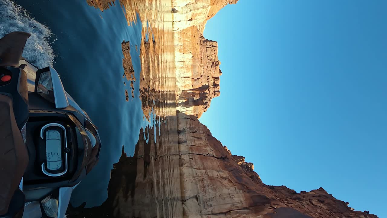 pov de jet ski navegando lentamente en el lago powell cerca de los acantilados de piedra arenisca