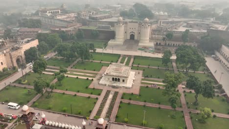 Drohne-Fliegt-über-Badshahi-Moschee-Lahore---Antiker-Tempel