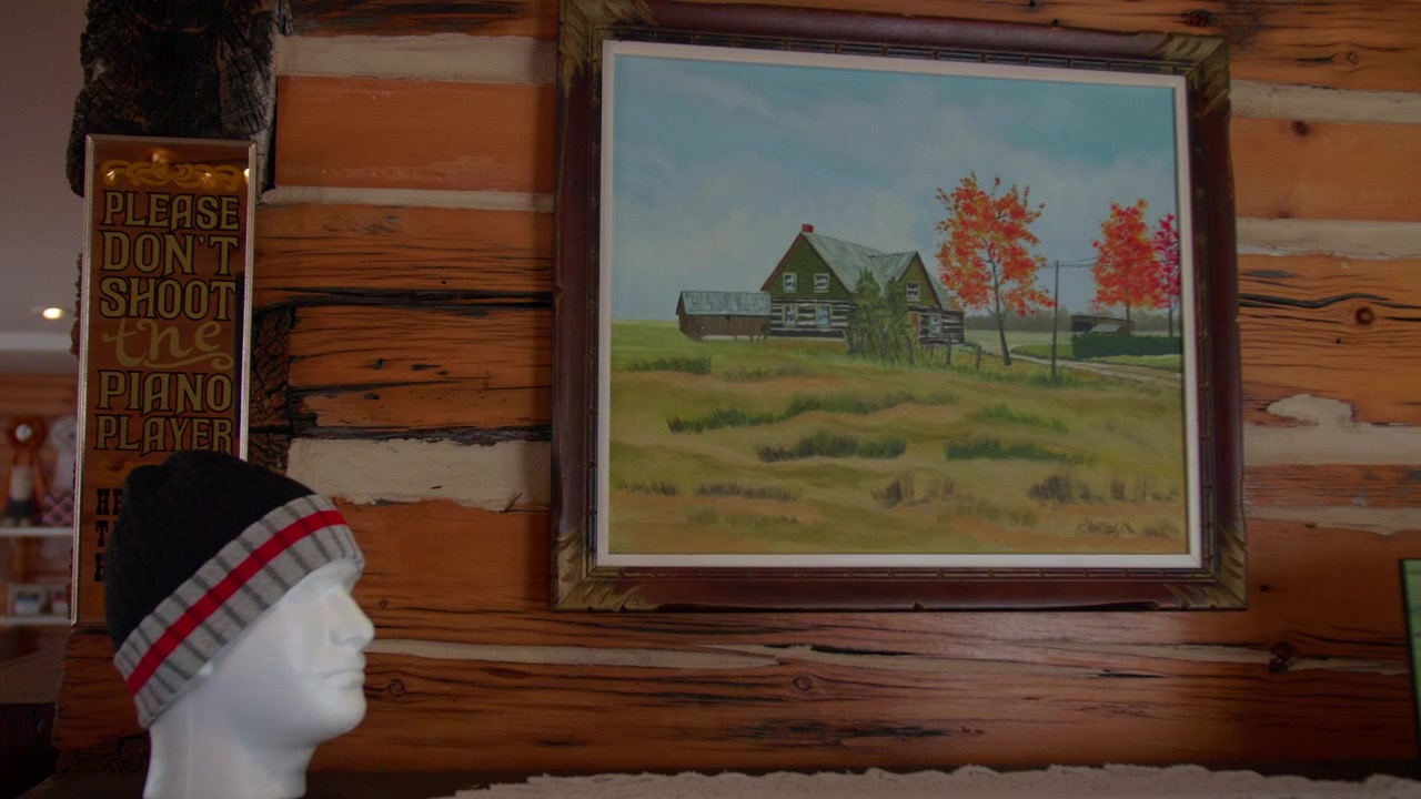 Schönes Sommerbild an der Wand und Wollmütze auf Schaufensterpuppe