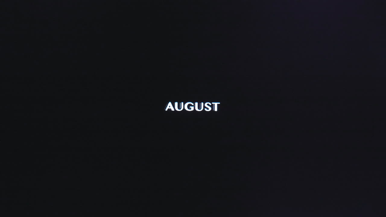 La parola "Agosto" vibra lentamente e presenta glitch orizzontali su sfondo nero